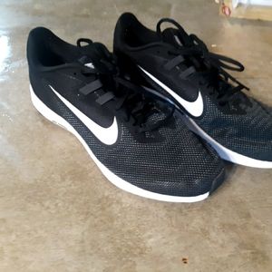 Black nike running shoes 9.5